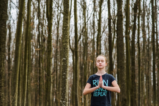 Nastolatek robi joga i relaksować w lesie