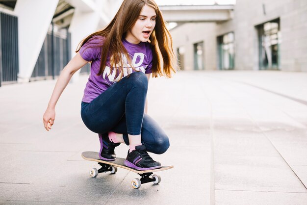 Nastolatek skateboarding w pozycji siedzącej