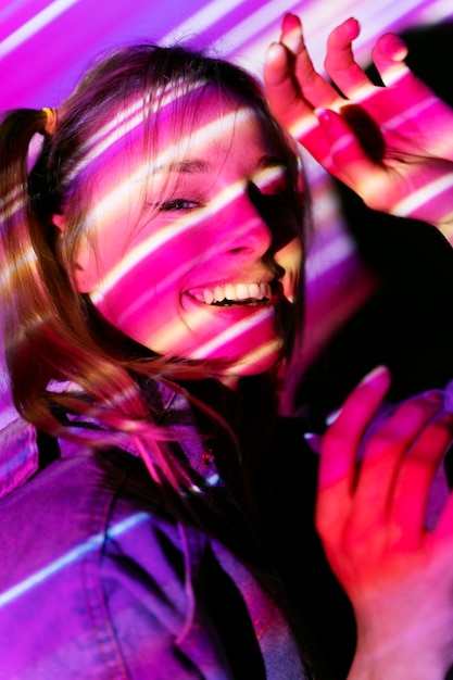 Bezpłatne zdjęcie nastolatek w świetle projektora filmowego