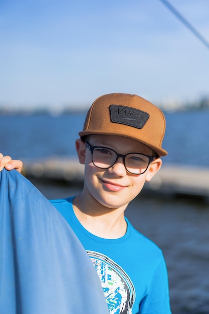 Bezpłatne zdjęcie nastolatek w zbliżeniu portretowym w czapce i okularach