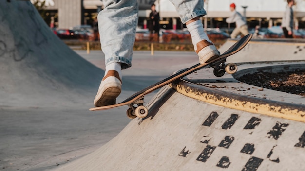 Bezpłatne zdjęcie nastolatka bawi się w skateparku