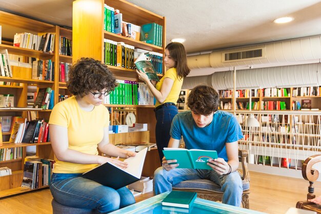 Nastolatkowie spędzają czas w bibliotece
