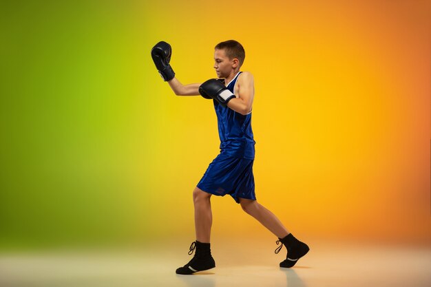 Nastoletni profesjonalny trening boksera
