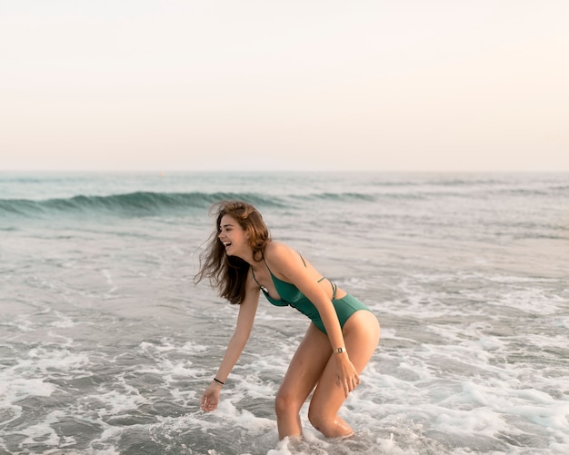 Bezpłatne zdjęcie nastoletnia dziewczyna ma zabawę przy morzem
