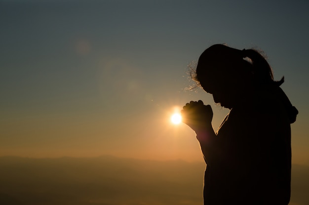 Bezpłatne zdjęcie nastoletnia dziewczyna z modleniem. pokój, nadzieja, koncepcja marzeń.