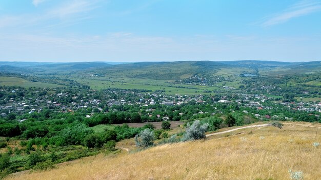 Natura z zielonym polem i niebieskim niebem