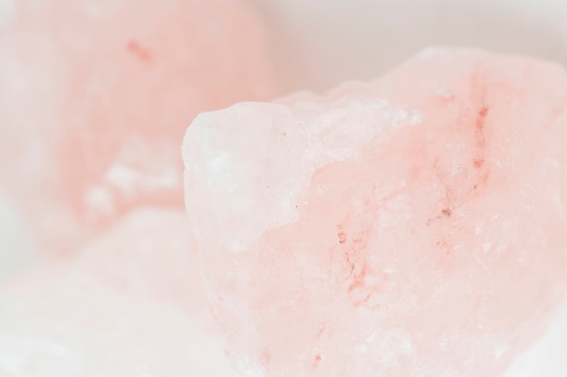 Bezpłatne zdjęcie naturalne i grube różowe kryształowe skały z soli himalajskiej