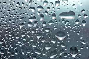 Bezpłatne zdjęcie naturalne krople deszczu na szybie w oknie abstrakcyjne tło tekstury