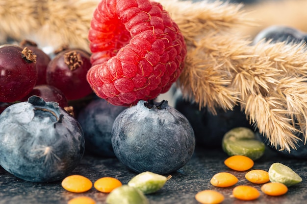 Bezpłatne zdjęcie naturalne tło z różnymi dzikimi jagodami makro strzał