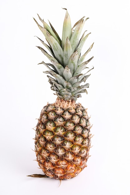 Naturalny ananas na białym tle