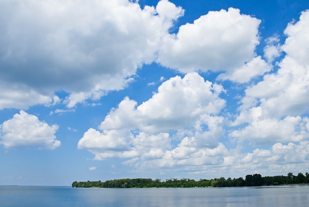 naturalny krajobraz z pochmurnego nieba