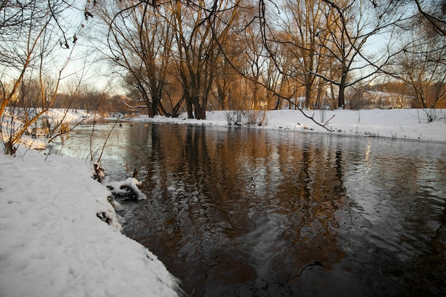 Naturalny piękny krajobraz z rzeką