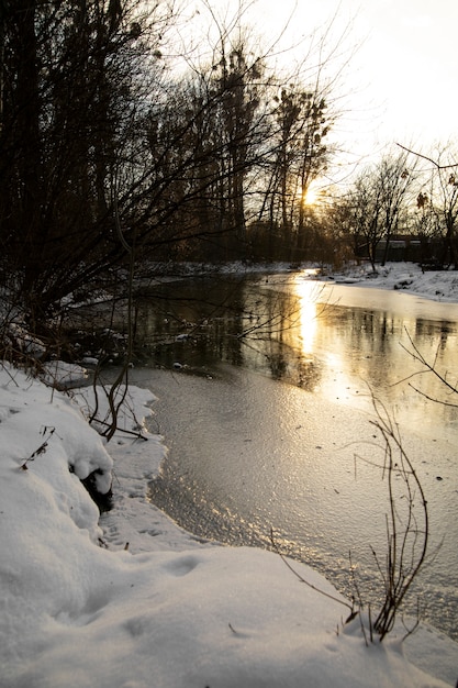 Naturalny piękny krajobraz z rzeką