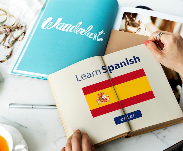 Naucz się języka hiszpańskiego online koncepcja edukacji