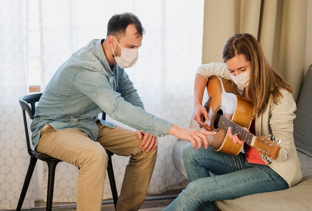 Nauczyciel gitary pokazano kobiecie, jak grać