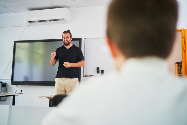 Nauczyciel hiszpańskiego udzielający lekcji w klasie podstawowej