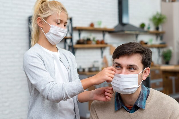 Nauczyciel i młody uczeń uczą się, jak używać masek