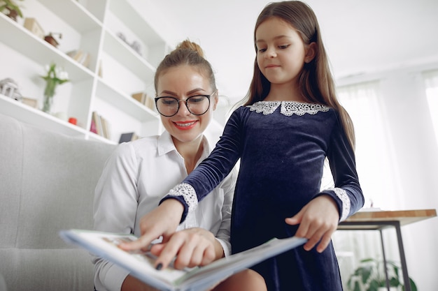 Nauczyciel Z Małą Dziewczynką Studiującą W Domu