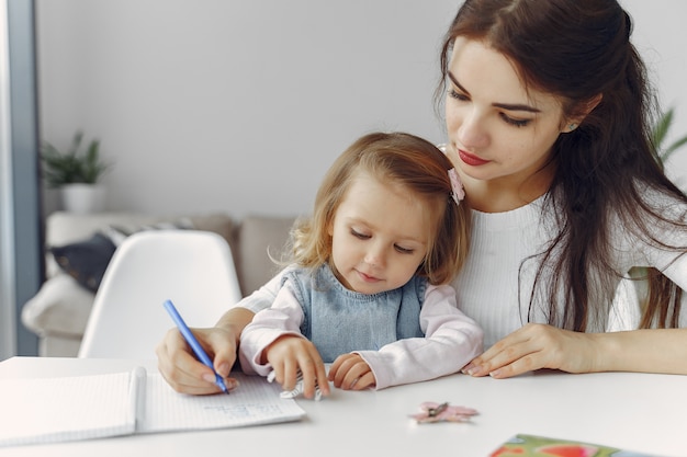 Nauczyciel z małą dziewczynką studiującą w domu