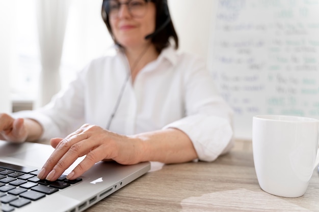 Nauczycielka robi swoje lekcje angielskiego online