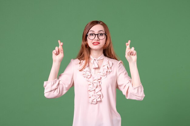 Nauczycielka z widokiem z przodu w różowej bluzce na zielono