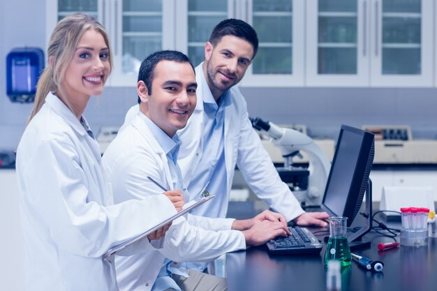 Naukowcy pracujący razem w laboratorium