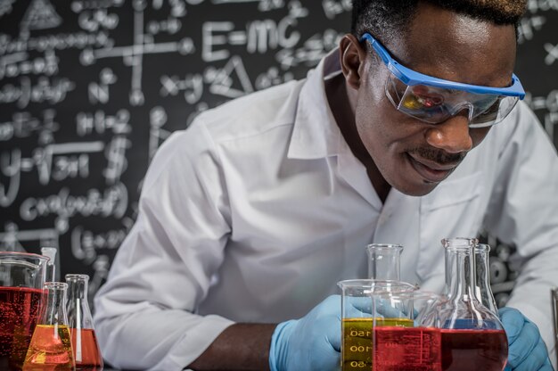 Naukowcy przyglądają się chemikaliom w szkle w laboratorium