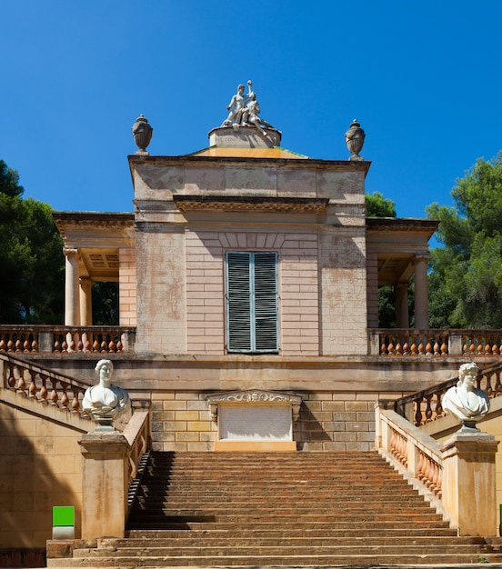 Neoklasycystyczny pawilon w labiryntowym parku Horta
