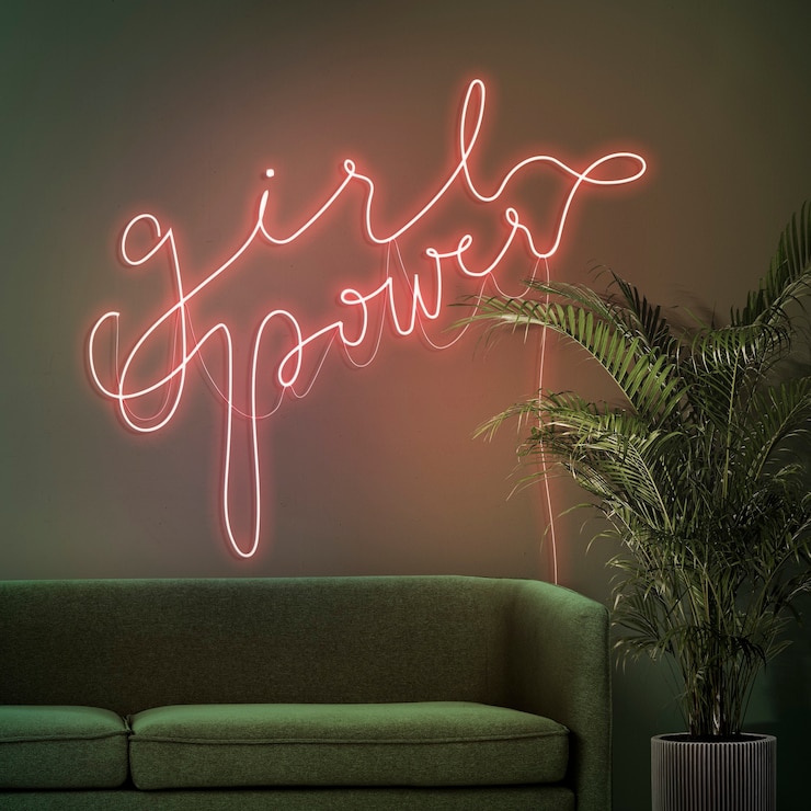 Bezpłatny plik Zdjęcie neon girl power w autentycznej kawiarni