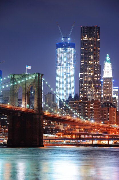 New York City Brooklyn Bridge z panoramą centrum miasta nad East River.