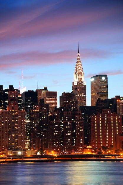NEW YORK CITY, NY, USA - 4 lipca: Budynek Chryslera w nocy 4 lipca 2011 r. na Manhattanie w Nowym Jorku. Został zaprojektowany przez Williama Van Alena jako architektura Art Deco i słynny punkt orientacyjny.