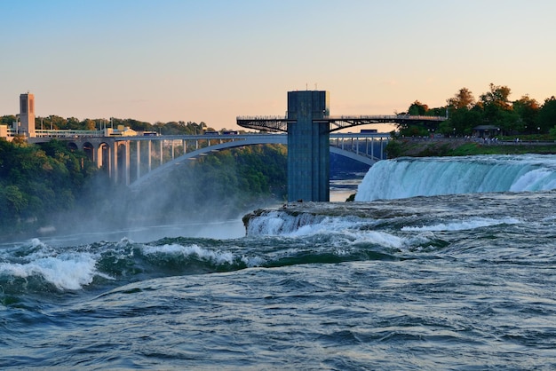 Bezpłatne zdjęcie niagara falls wschód słońca w porannym zbliżeniu