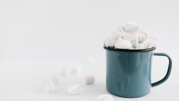 Niebieska filiżanka z miękkimi marshmallows