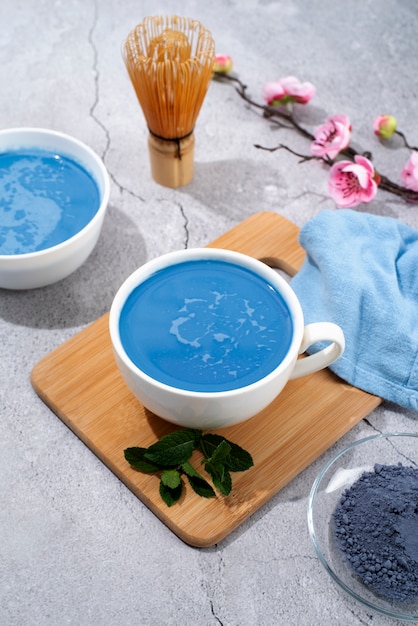 Bezpłatne zdjęcie niebieska herbata matcha, martwe życie