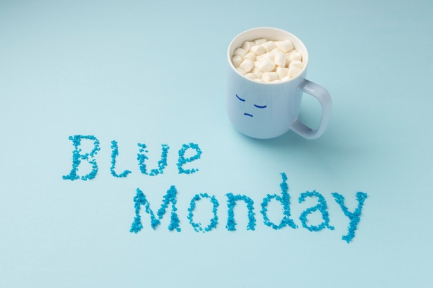 Bezpłatne zdjęcie niebieska poniedziałkowa kompozycja z wysokim kątem ze smutnym kubkiem