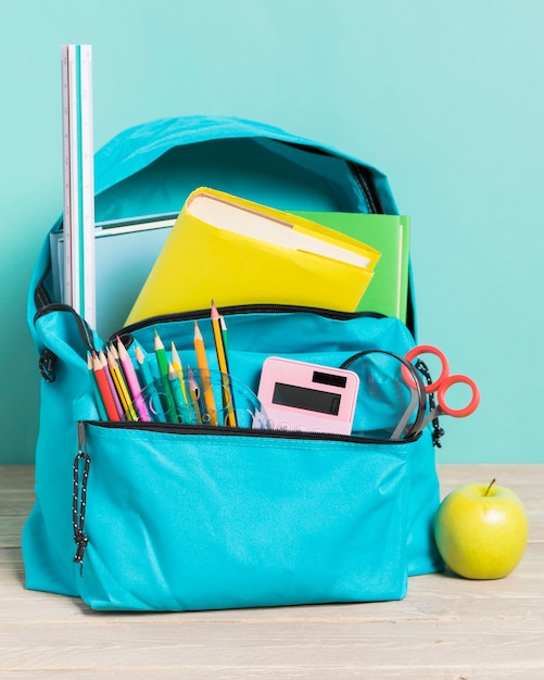 Niebieska torba szkolna z niezbędnymi dostawami