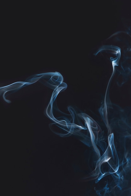 Bezpłatne zdjęcie niebieski dym na ciemnym tle tapety