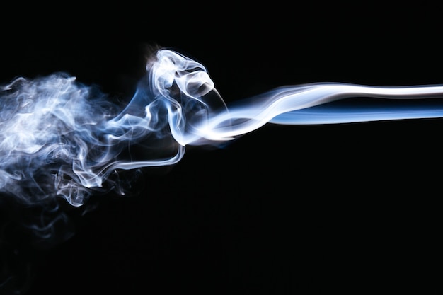 Bezpłatne zdjęcie niebieski falisty dym na czarnym tle