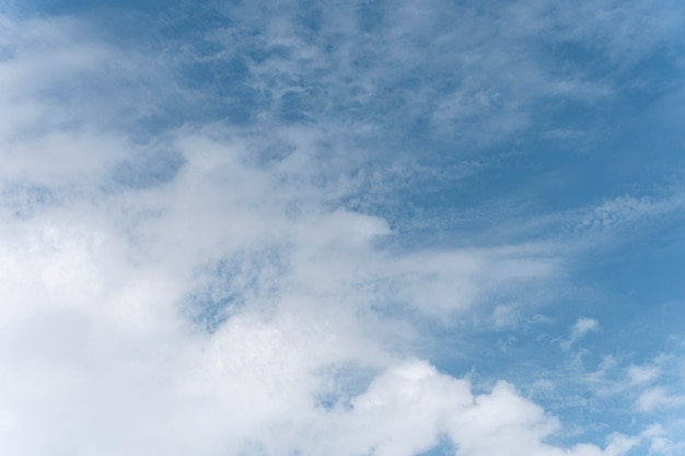 Niebieski gradient spokojnych naturalnych chmur