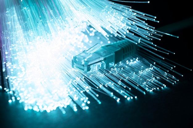 Niebieski światłowód z kablami Ethernet