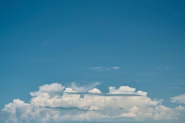 Niebieskie letnie niebo w tle z chmurami cumulus pomysł na wygaszacz ekranu lub tapetę na ekranie lub reklamę wolne miejsce na tekst