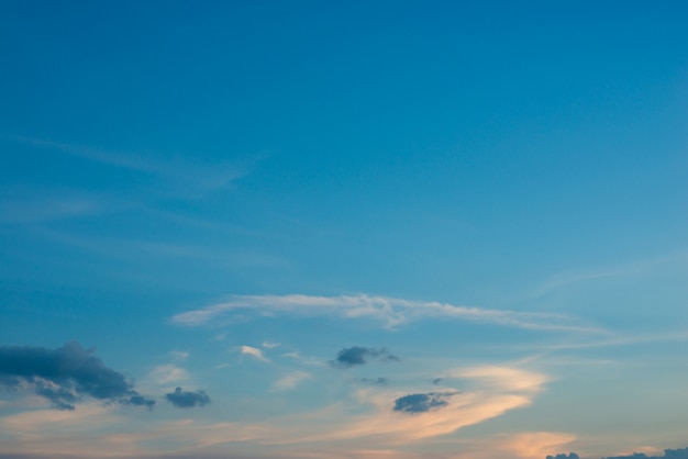 Bezpłatne zdjęcie niebieskie niebo z chmurami na zachodzie słońca