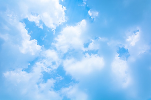 Bezpłatne zdjęcie niebieskie niebo z chmurami