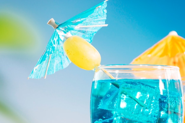 Niebieskie pomarańczowe napoje z oliwkową miętą w plasterkach w szklankach