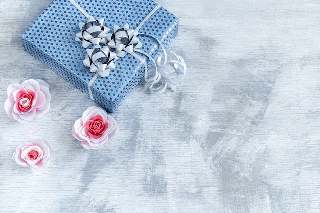 Niebieskie pudełko z jasnego drewna. Walentynki, święta i prezenty.