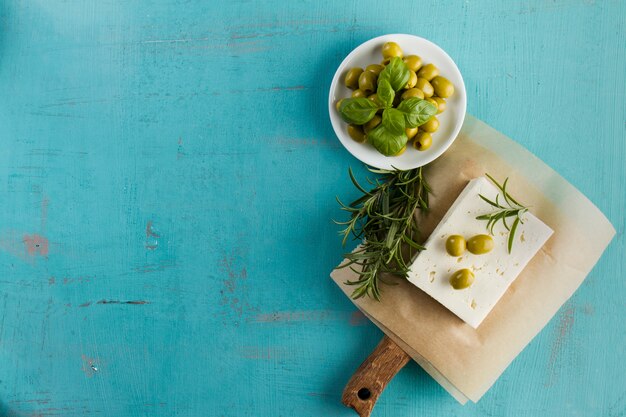 Niebieskie tło z oliwkami, serem i aromatyczne zioła