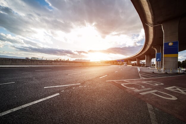 Niebo wysokie zawieszenie drogowego autostrady