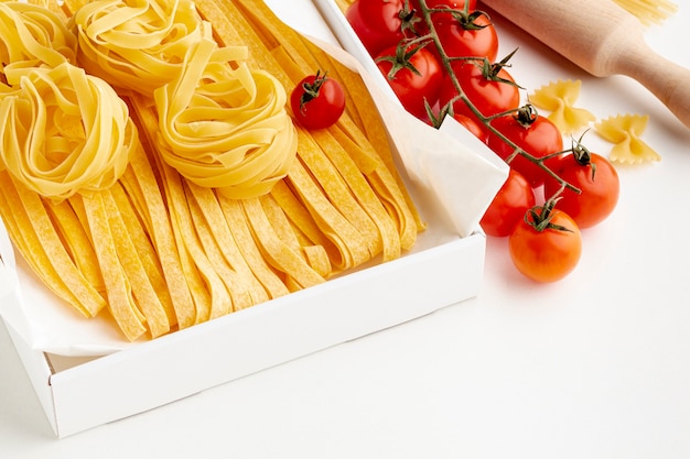 Niegotowane Fettuccine Tagliatelle I Pomidory