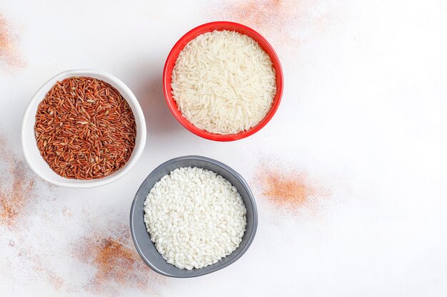 Niegotowany ekologiczny ryż do risotto.