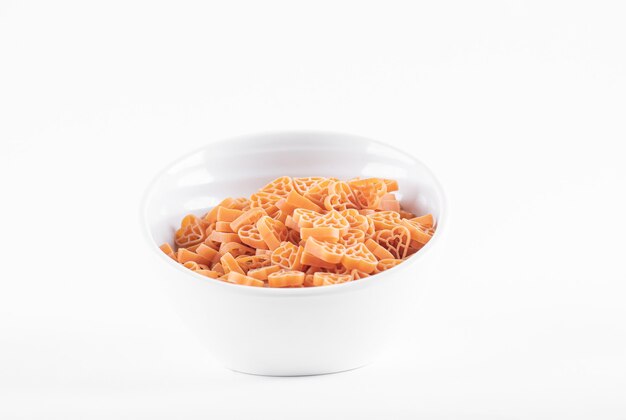 Niegotowany makaron spaghetti na białym tle. Zdjęcie wysokiej jakości